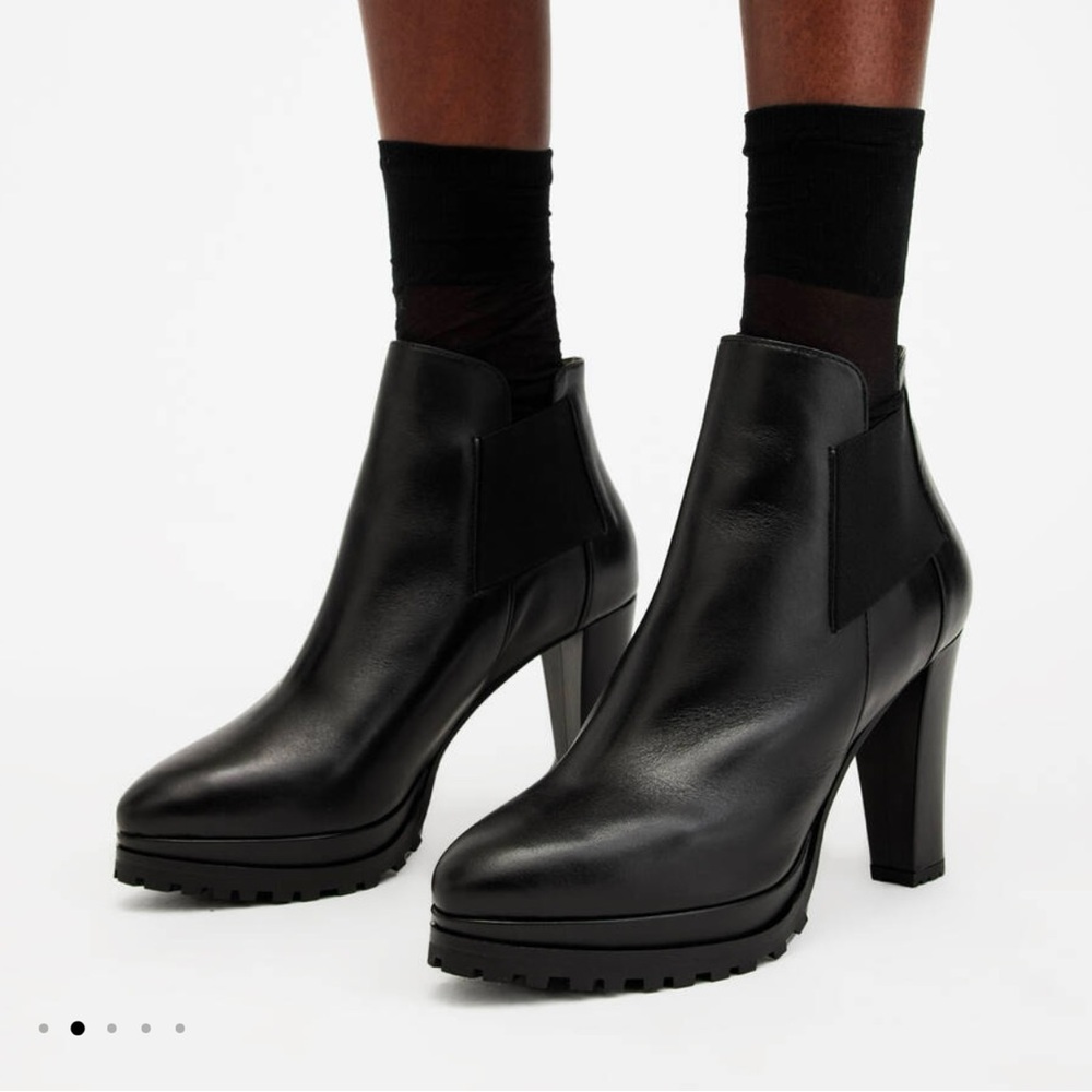 AllSaints Sarris Boots
Ankle boot
High block heel
Elastic side panels
Almond toe
